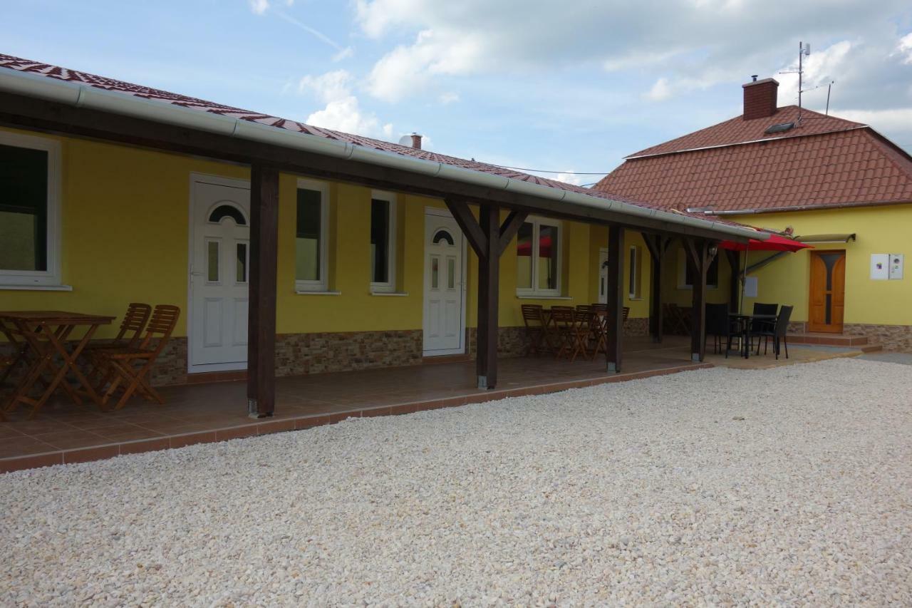 Appartement La Familia à Štúrovo Extérieur photo